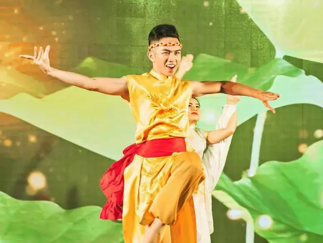Xuất hiện trong chương trình Người Bí Ẩn vào năm 2019 với tiết mục múa "Chim Công Bay Đến", Trung Hiếu từng được nghệ sĩ Hoài Linh thán phục và vỗ tay không ngừng.