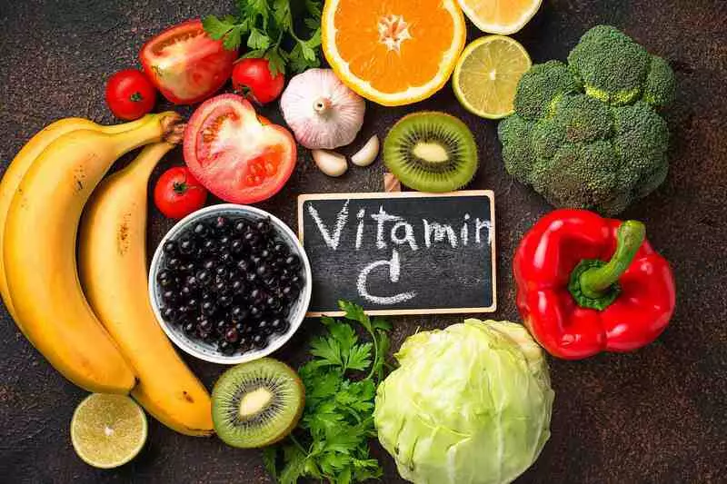 Nên chọn thực phẩm giàu vitamin C như súp lơ, bông cải xanh