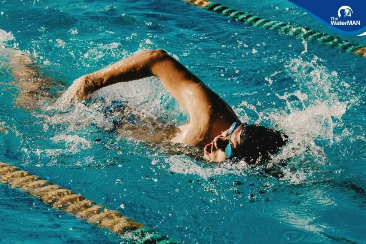 Khi bơi, các cơ khớp và hệ xương của trẻ được vận động liên tục