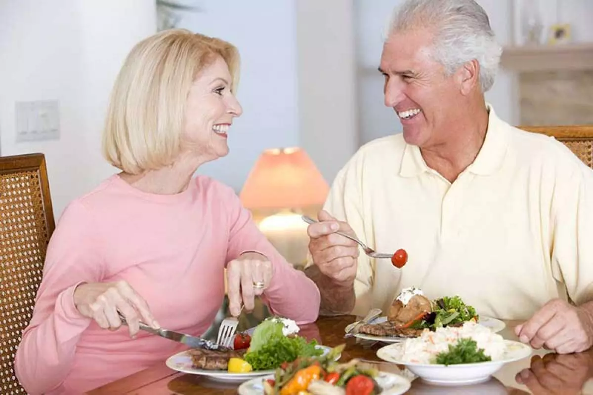 Để nâng cao sức khỏe, người cao tuổi có thể dùng các thực phẩm chức năng bồi bổ cơ thể