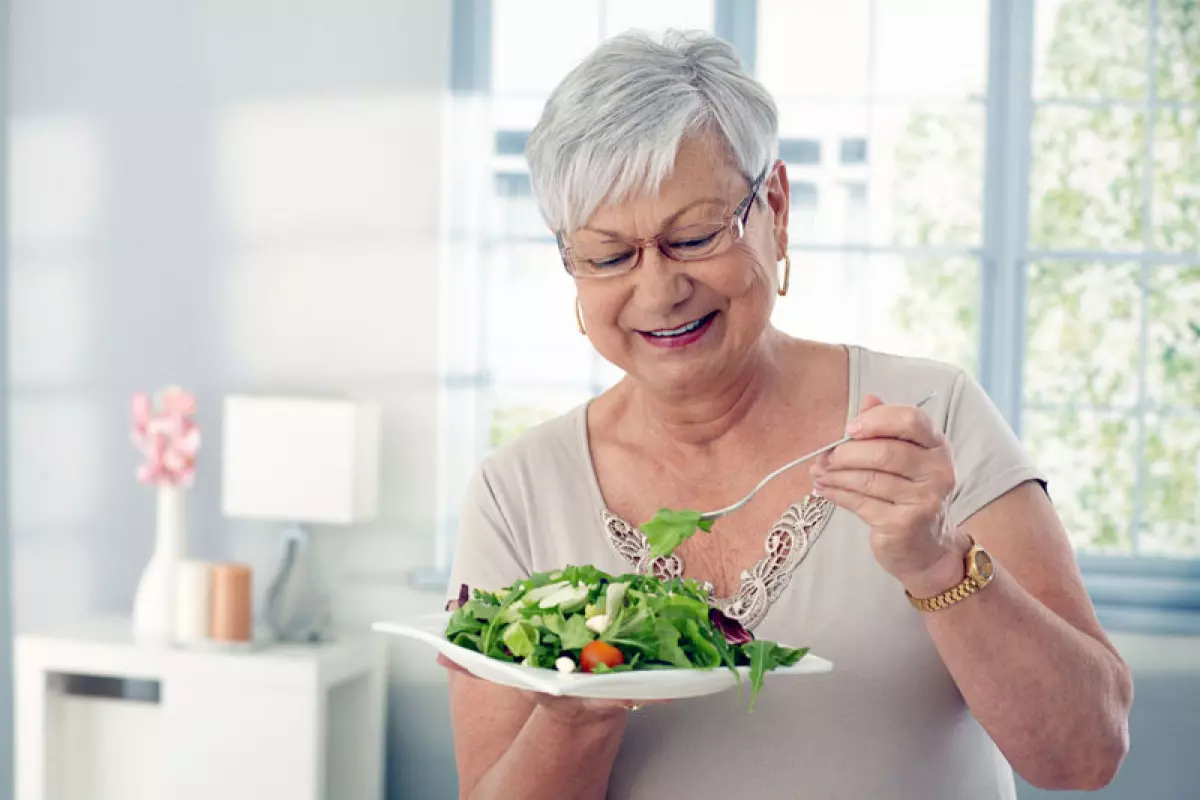 Người già nên chú trọng việc ăn uống vì càng cao tuổi hệ tiêu hóa sẽ suy giảm