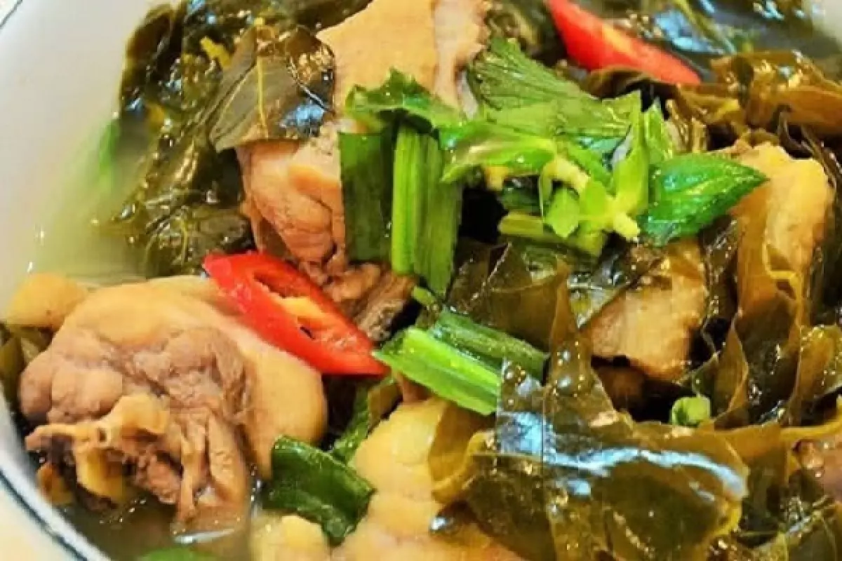 Món ăn nổi danh của vùng Nam Bộ - Lẩu gà lá giang