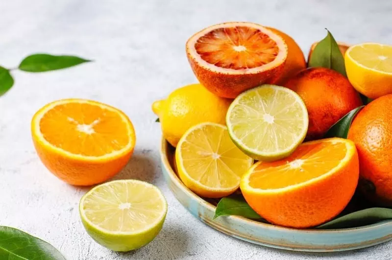 Trái cây họ cam quýt giàu vitamin C, A, E, B6, B9 giúp ngăn ngừa các bệnh nhiễm trùng ở mắt và sản sinh collagen cho giác mạc