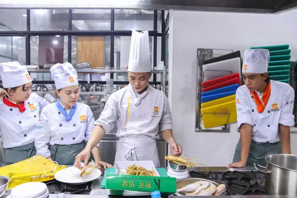 lớp học nghiệp vụ bếp Hàn tại Hướng Nghiệp Á Âu
