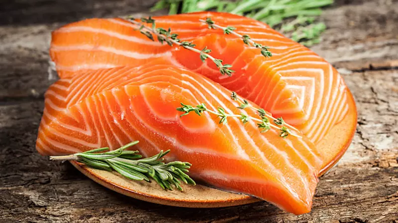 Cá hồi, cá thu, cá mòi giàu omega-3, axit béo tốt cho tim mạch