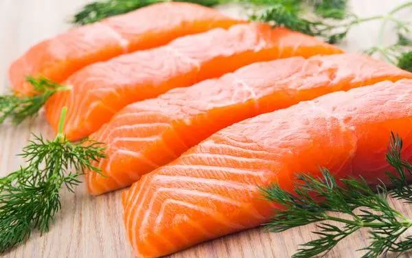 Cá hồi và các loại cá béo khác là những thực phẩm giàu protein, canxi và chất béo tốt cho sức khỏe