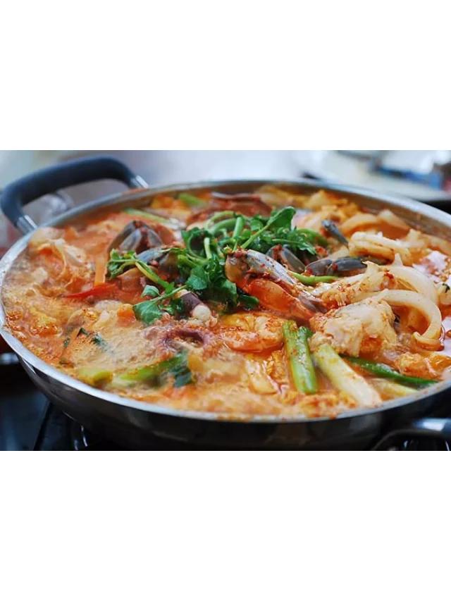   Lẩu Kim Chi Hàn Quốc: Món ăn thơm ngon hòa quyện hương vị chua cay